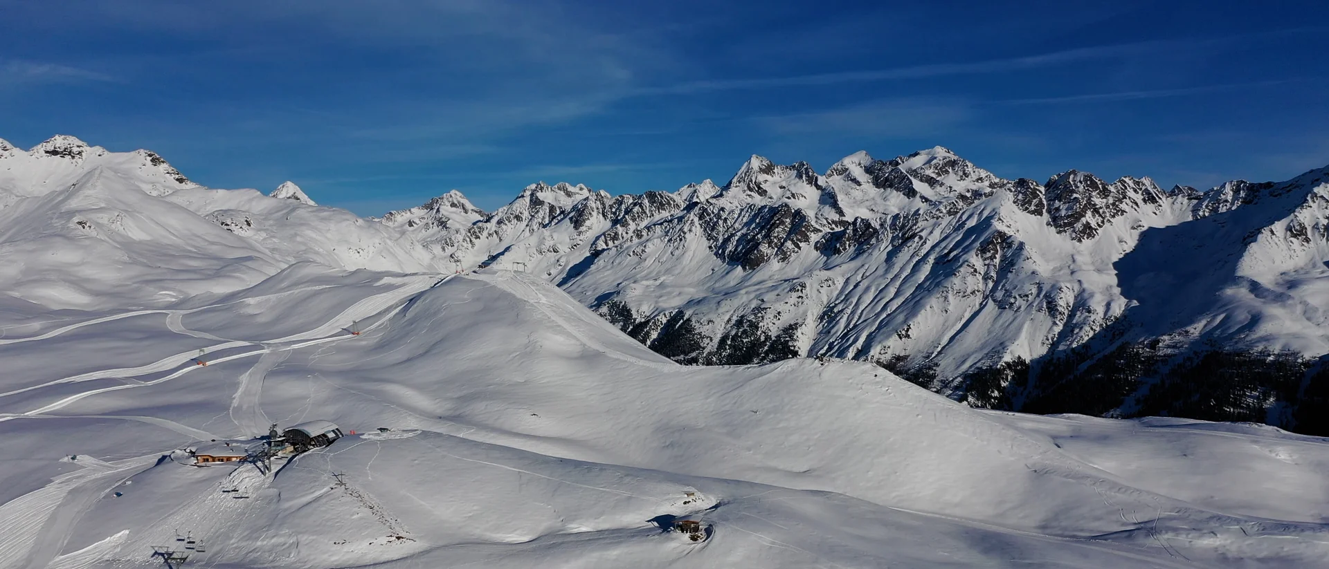 Il Dolomitenhof a Tristach: il set perfetto Piste innevate e impianti di risalita ai piedi di una catena montuosa