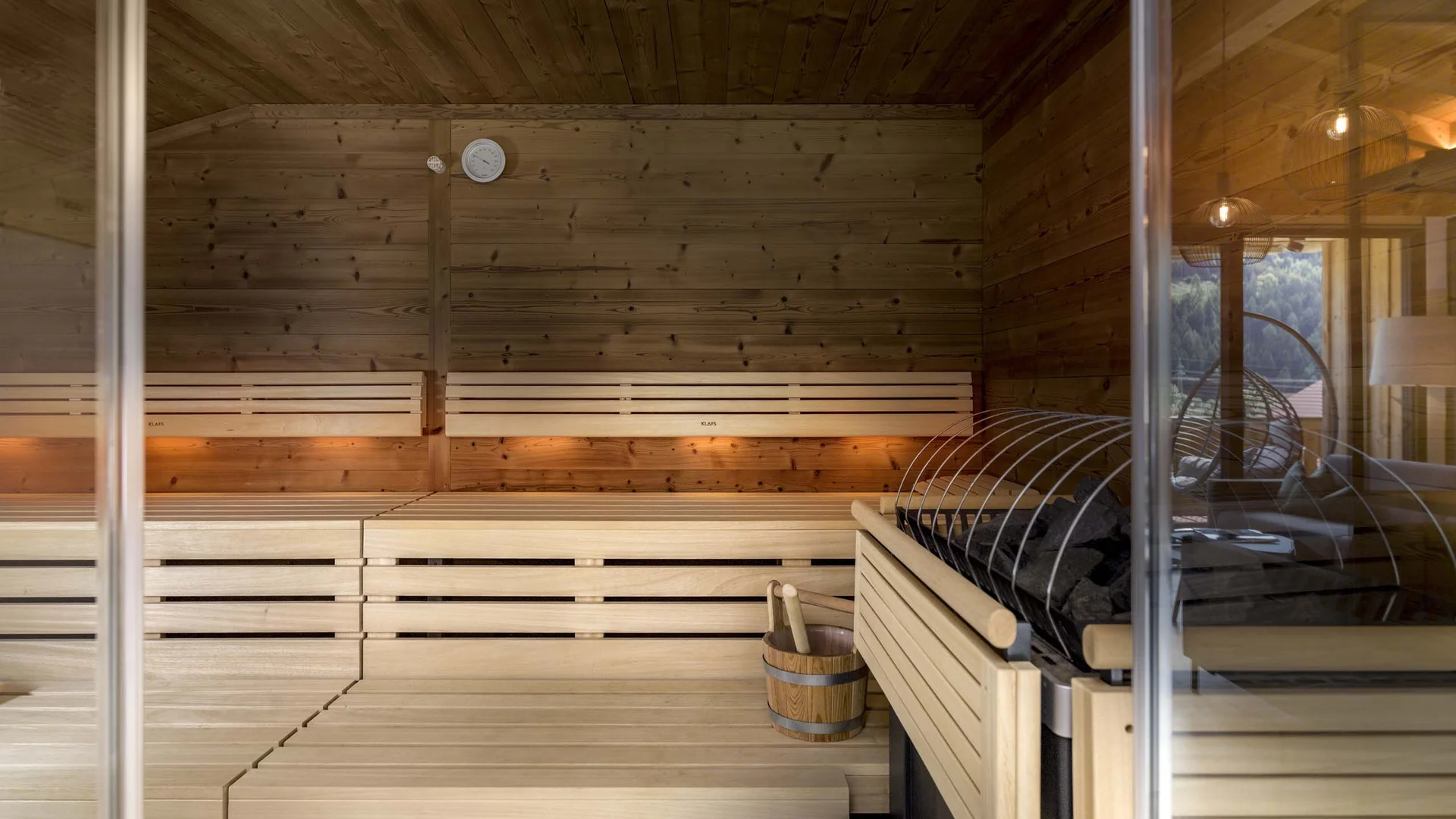 Moderner Saunaraum mit Holzbänken und Saunaofen